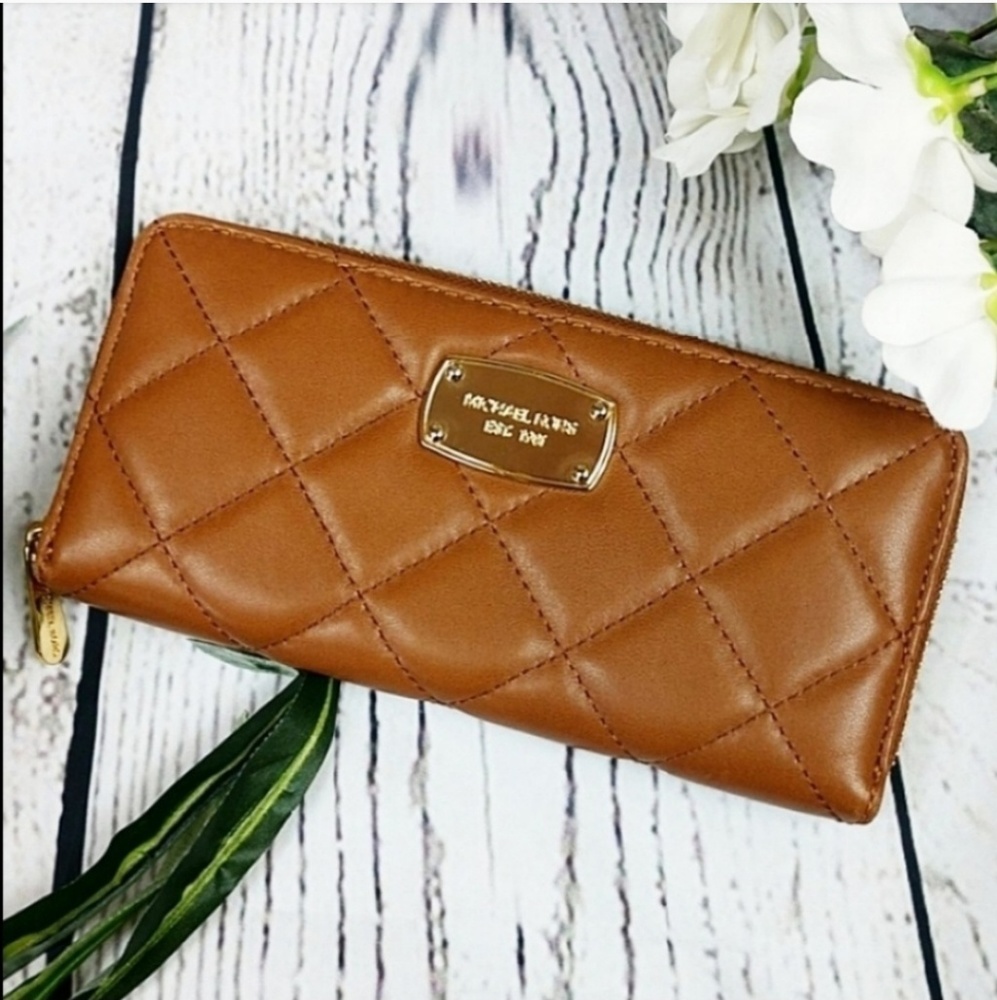 Like New Michael Kors Leather Zip Around Wallet